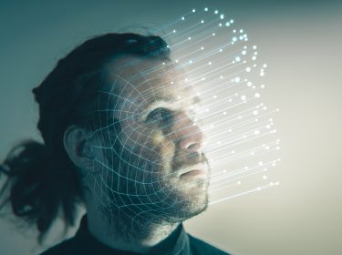 Mann schaut nach oben mit 3D-Cast