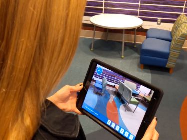 Eine Frau benutzt die AR-App MRI with Choco mit dem AR-Bär Choco
