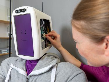 Katherine J. Kuchenbecker mit dem Roboter HuggieBot