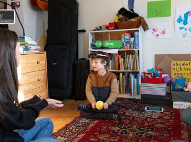 Microsoft PeopleLens: AR-Brille erleichtert blinden Kindern die Kommunikation