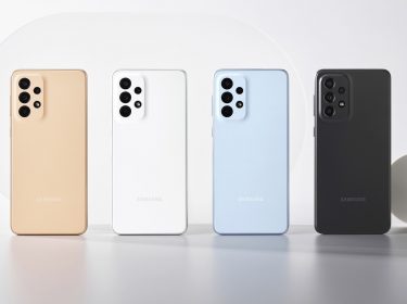 Rückseite des Galaxy A33 in vier Farben vor hellem Hintergrund