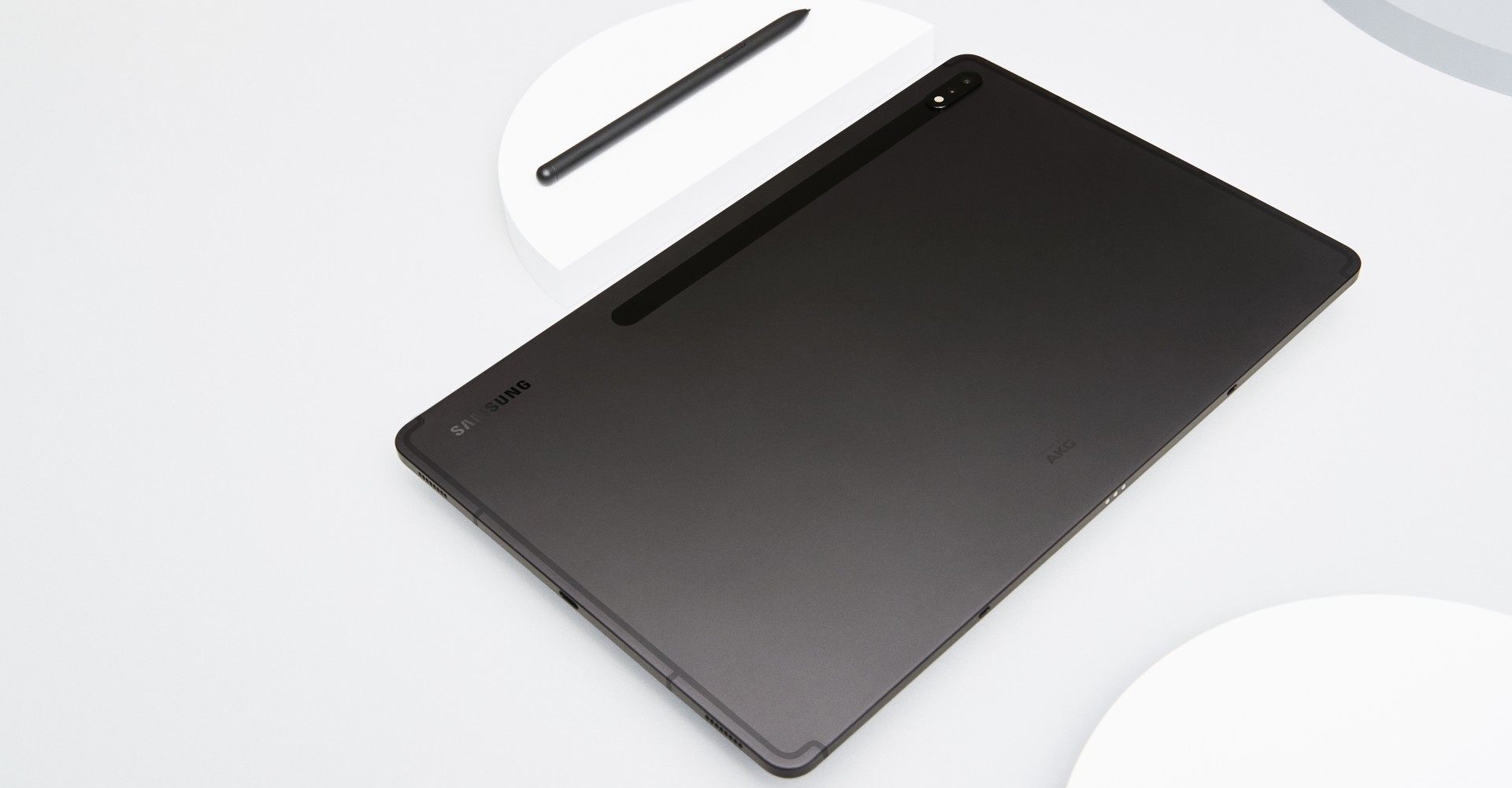 Galaxy Tab S8 Ultra in Schwarz und S Pen liegen auf weißem Schreibtisch