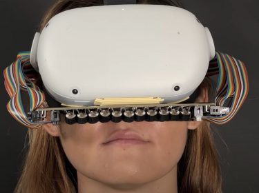 Eine Frau mit VR-Brille und Sensoren für Mund