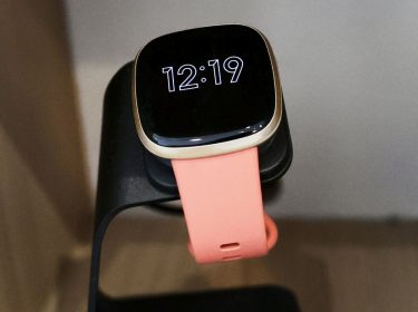 Die Fitbit Versa 3 ausgestellt