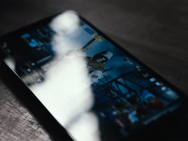 Ein iPhone Pro Max auf dem Call of Duty gespielt wird