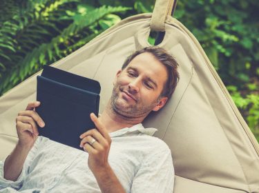 Ein junger Mann in der Hängematte