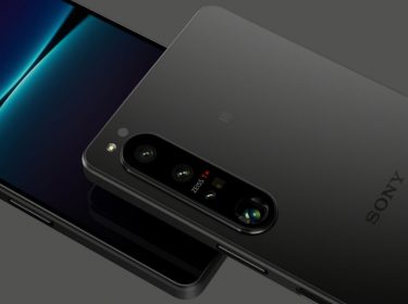 Smartphone Sony Xperia 1 IV von vorne und hinten vor grauem Hintergrund