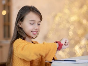 mädchen nutzt eine smartwatch