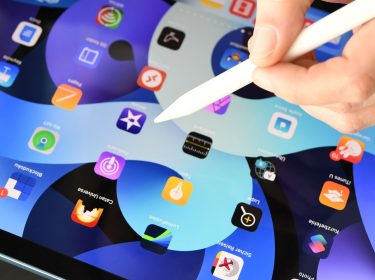 Frau arbeitet mit Apple Pencil am iPad Air
