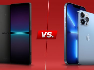 Smartphones Xperia 1 IV und iPhone 13 Pro Max von vorne und hinten nebeneinander vor rotem Hintergrund