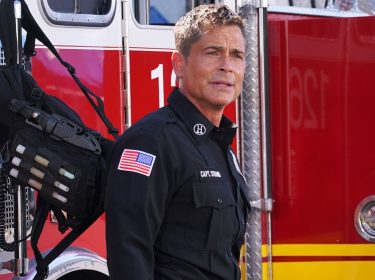 Feuerwehrmann Owen Strand vor Feuerwehrauto