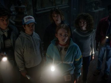 Die Protagonist:innen von Stranger Things 4 Vol. 1 erkunden ein dunkles Haus