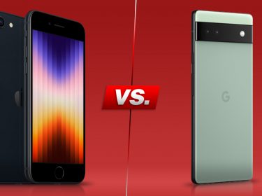 Smartphones iPhone SE und Pixel 6a nebeneinander vor rotem Hintergrund