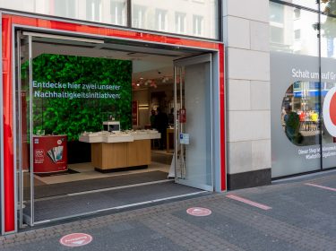 Frontscheibe eines klimaneutralen Shops von Vodafone