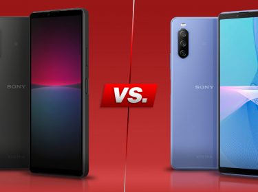 Smartphones Xperia 10 IV und Xperia 10 III von beiden Seiten vor rotem Hintergrund