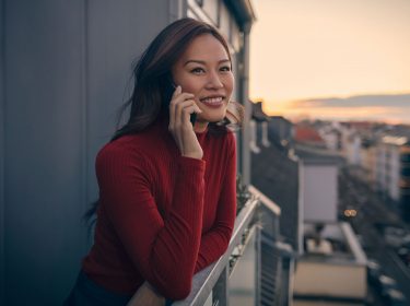 eine frau telefoniert