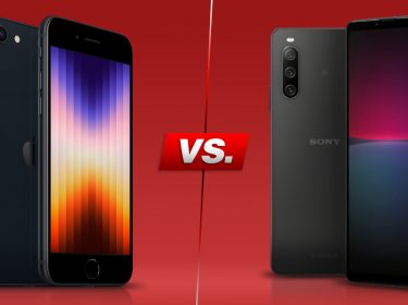 iPhone SE und Xperia 10 IV von vorne und hinten vor rotem Hintergrund