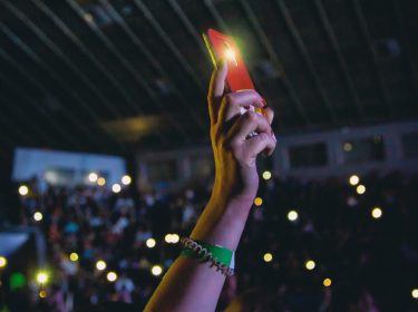 Smartphone mit Taschenlampe bei Konzert
