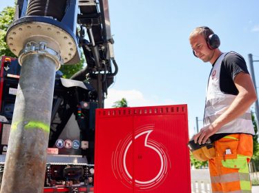 Ein Techniker beim Ausbau in Freiburg