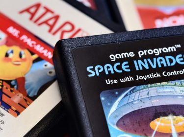 alte Atari Games liegen auf dem Tisch