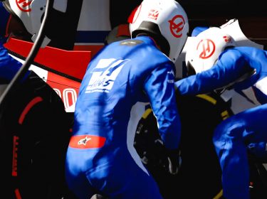 Ein F1-Auto befindet sich im Boxenstopp in F1 22