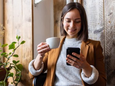 Frau schaut auf ihr Smartphone