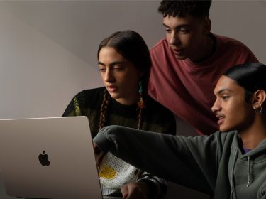 Freunde tippen auf dem MacBook Air M2