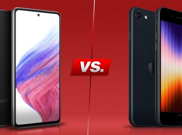 Zwei Handys mit Vorder- und Rückseite vor rotem Hintergrund: Galaxy A53 vs. iPhone SE