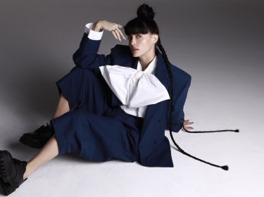 Noga Erez posiert sitzend