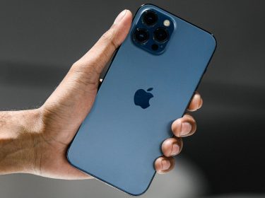 Ein Mann hält das iPhone 13 Pro in seinen Händen