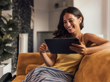 Frau arbeitet am iPad.