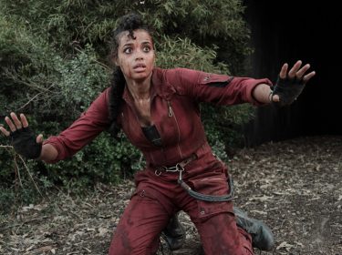 Eine ängstliche junge Frau im roten Anzug