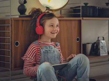 Ein Kind nutzt eine Lern-App am Smartphone