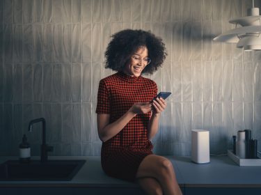 Eine Frau schaut auf ihr Smartphone