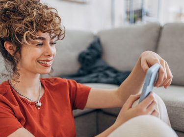 Eine Frau schaut auf ihr Android-Smartphone