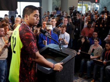 Ein junger Sportler gibt eine Pressekonferenz