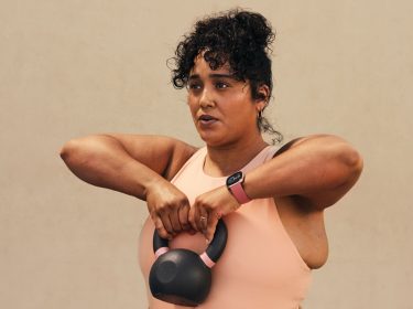 Frau trägt Fitbit Versa 4 beim Sport.