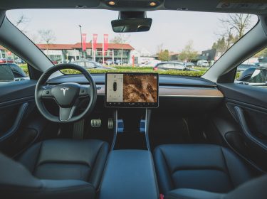 Das Cockpit eines Teslas