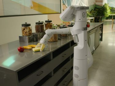 Google-Roboter hebt einen Schwamm auf