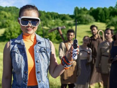 Eine Person hält einen Tilt-Five-Controller in die Kamera