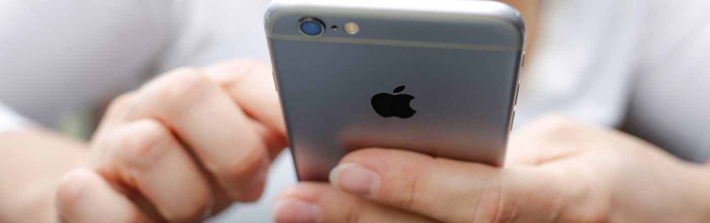 Zwei Hände halten ein iPhone 6s in Großaufnahme