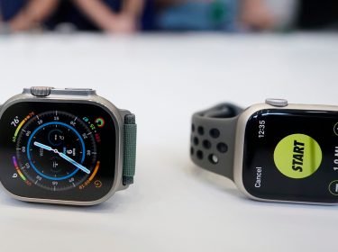 Zwei Ausführungen der Apple Watch 8 auf einem beigen Tisch