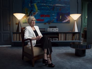 Eine alte Dame allein im Sessel