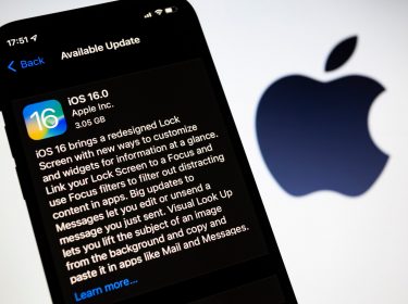 iPhone-Bildschirm zeigt Update-Hinweis für iOS 16, im Hintergrund Apple-Logo