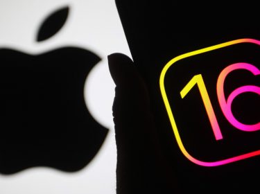 Das Bild zeigt das Apple-Logi und das Logo von iOS 16