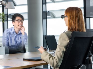 Eine Frau nutzt Hologramm-Telefonie