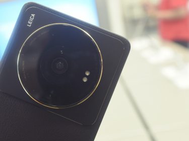 Smartphone Xiaomi 12s Ultra in einem Geschäft mit unscharfem Hintergrund