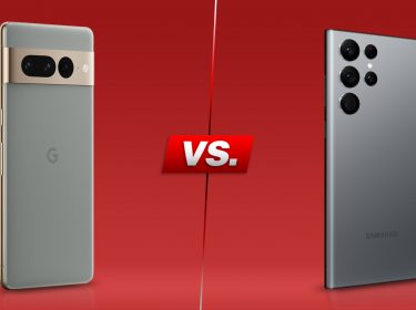 Rückseiten der Smartphones Pixel 7 Pro und Galaxy S22 Ultra vor rotem Hintergrund