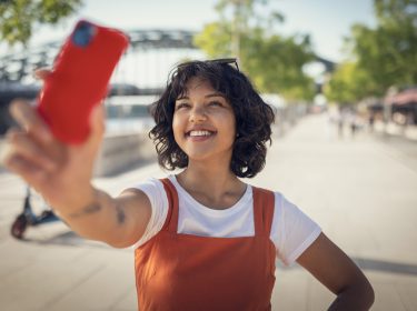 Frau benutzt ihren eigenen TikTok-Filter