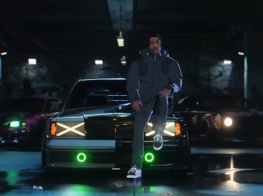 Ein Charakter sitzt in Need for Speed: Unbound auf seinem Fahrzeug